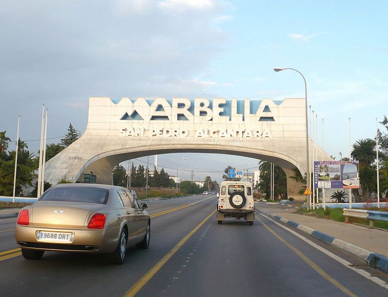 Desmontan por unas obras uno de los arcos de Marbella símbolo de la etapa Gil