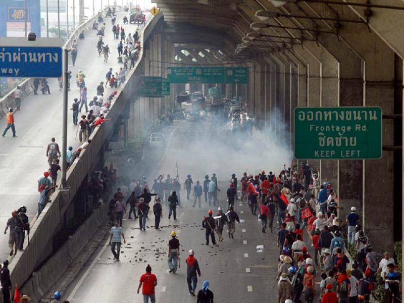 Nuevos disturbios en Tailandia dejan un soldado muerto y decenas de heridos