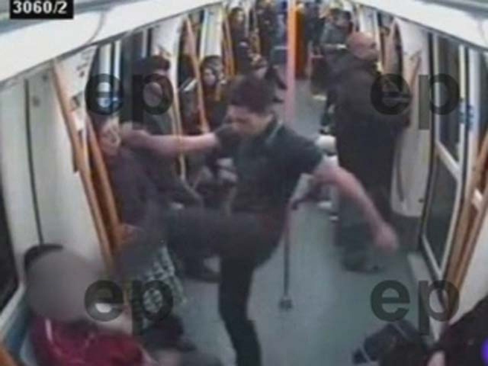 Brutal agresión en el Metro de Madrid de un joven a otro | Ver