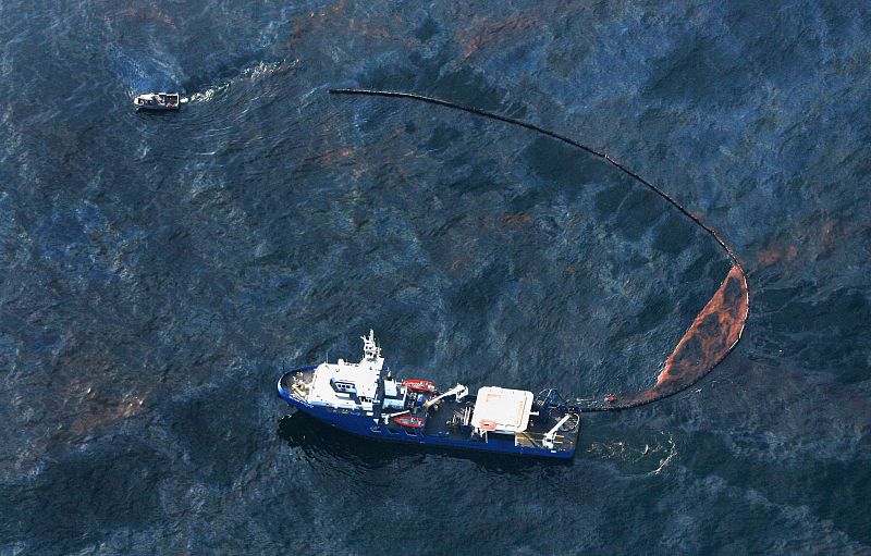 Comienzan a quemar la mancha de crudo del Golfo de México para frenar el desastre ecológico