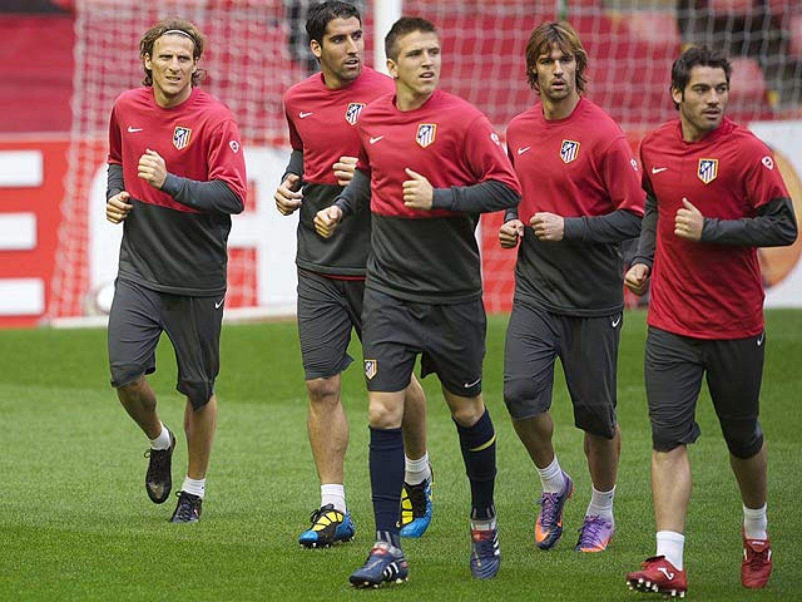 El Atlético de Madrid intentará hacer valer el gol de Forlán de la ida para imponerse al Liverpool y pasar a la final de la Europa League.