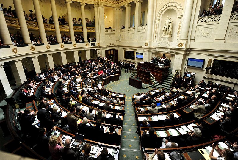 El Parlamento belga prohíbe el uso del velo integral islámico en cualquier espacio público