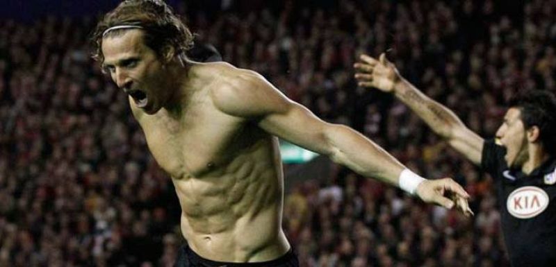 Forlán tiñe Anfield de rojiblanco