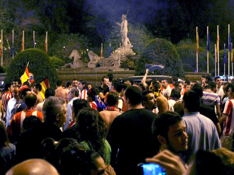 Los seguidores del Atlético celebran en Neptuno el pase a la final de Liga Europa