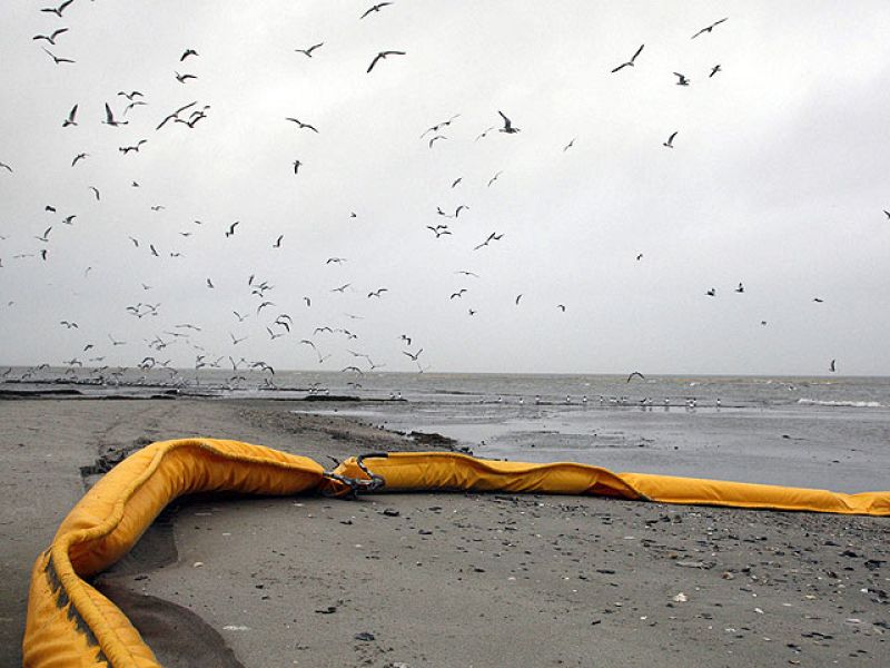 El mal tiempo complica las labores para frenar la marea negra y pone en alerta a Luisiana