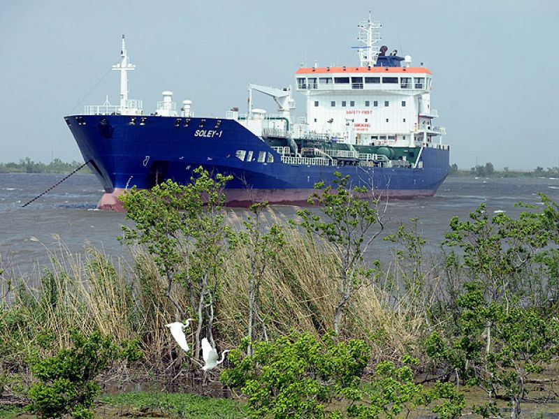 EE.UU. activa medios excepcionales contra la marea negra, que ya ha triplicado su tamaño