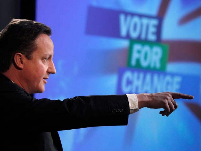 Cameron, el inquilino más joven de Downing Street en 200 años