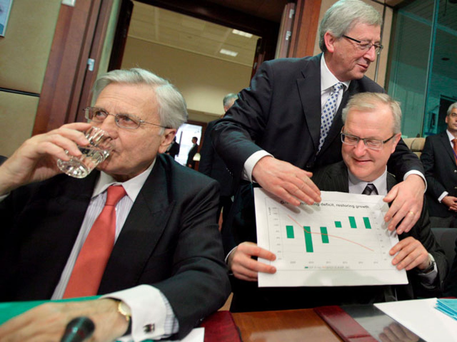 Los ministros de la Eurozona han dado luz verde al mecanismo de ayuda a Grecia. 110.000 millones de Euros, de los que la UE aportará 80.000 millones.