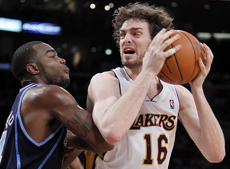 Un doble-doble de Gasol certifica una sufrida victoria de Lakers ante los Jazz