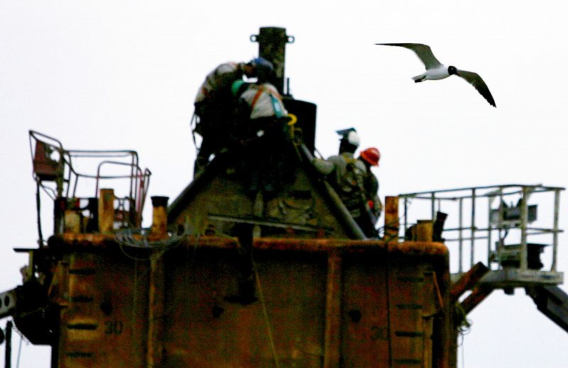 BP trabaja a contrarreloj para detener el vertido de crudo en el Golfo de México
