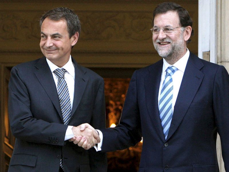 Zapatero y Rajoy cierran tras dos horas y cuarto su cita en Moncloa sobre la crisis