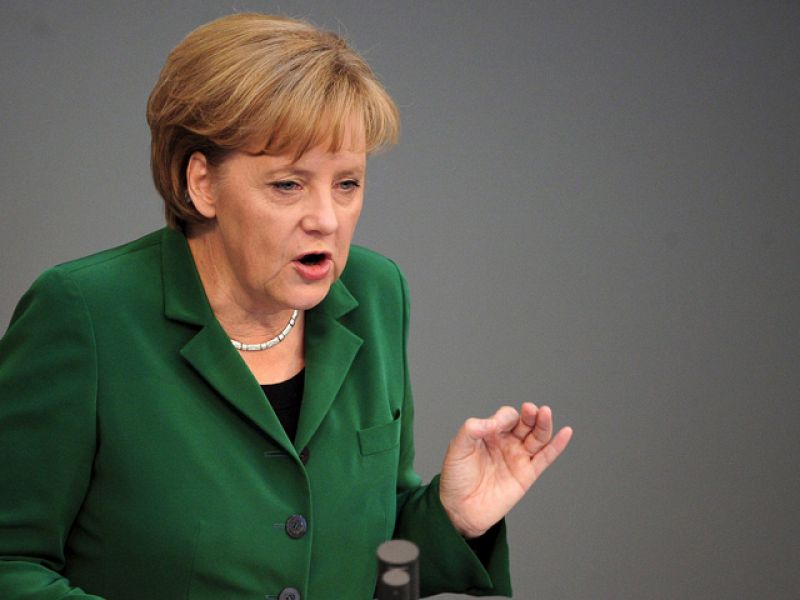 Merkel señala que Europa "está en la encrucijada" y defiende las ayudas a Grecia