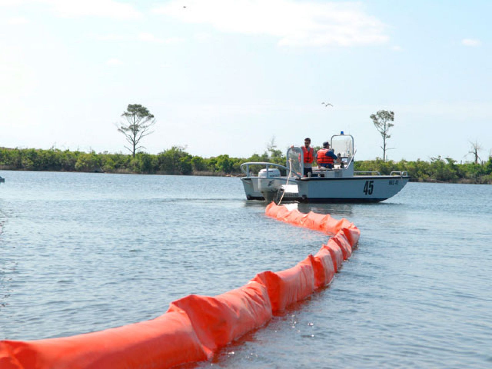 Responsables de BP reconocen que el vertido podría superar los 6 millones de litros diarios | Ver