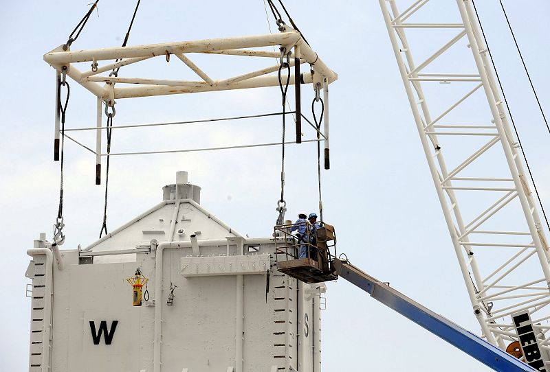 Una caja gigante de 100 toneladas para tratar de absorber el vertido del Golfo de México