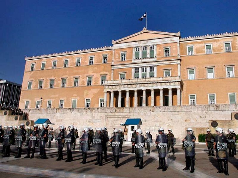 El Parlamento griego aprueba el plan de austeridad en medio de nuevas protestas