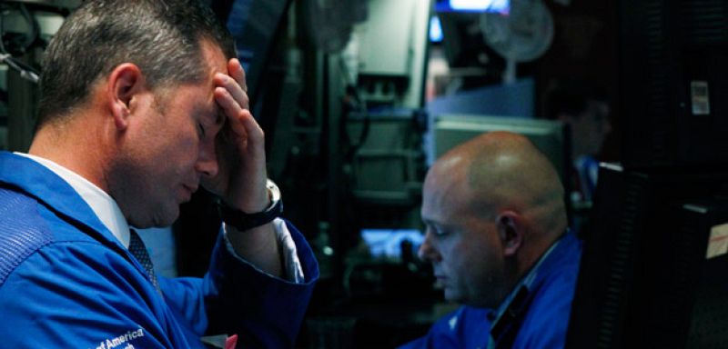 Pánico a Grecia o un error humano, detrás del hundimiento en picado de Wall Street