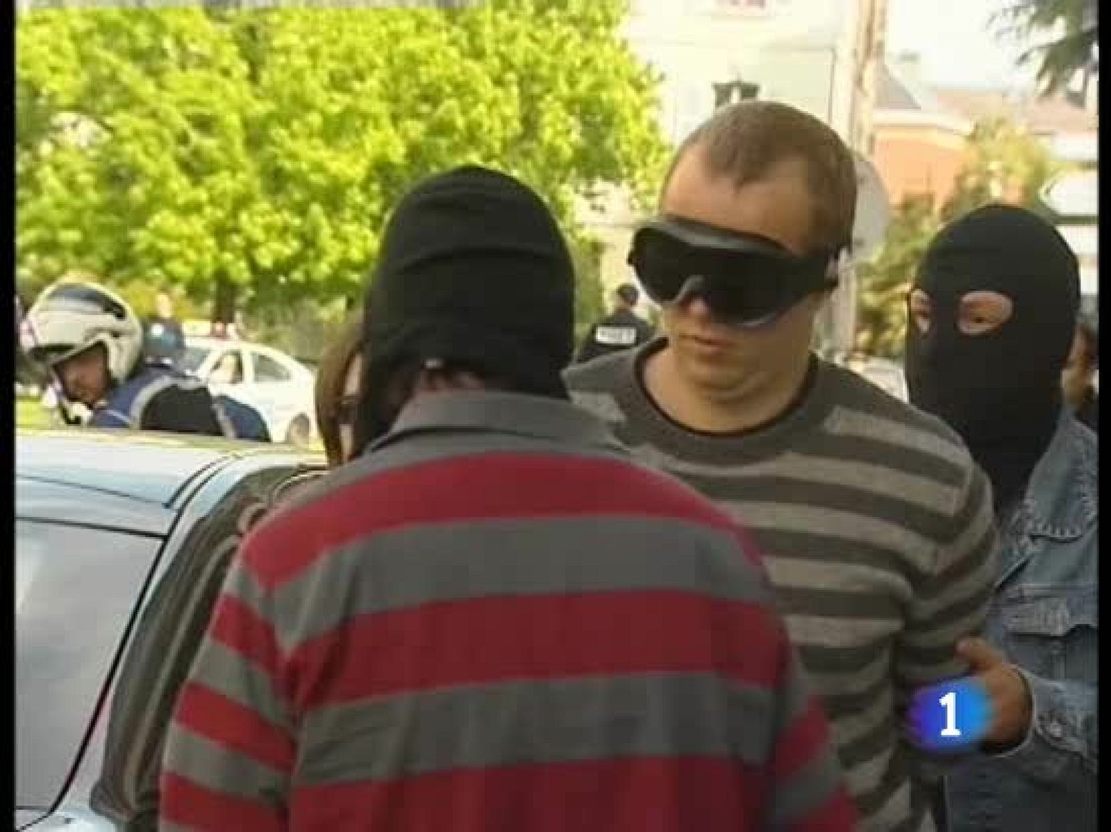 La policía gala traslada a la cárcel a los cuatro detenidos ayer en el sur de Francia, presuntos responsables de Segi | Ver