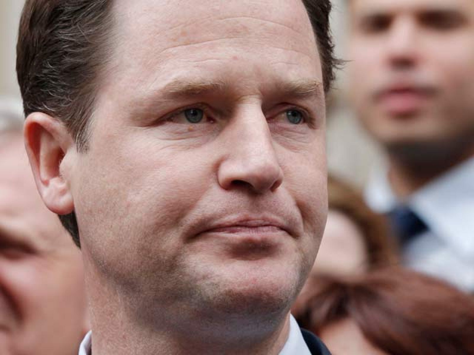 El líder liberal-demócrata, Nick Clegg, ha ofrecido al conservador David Cameron ser el primero en buscar la formación de Gobierno tras ganar las elecciones sin mayoría absoluta.