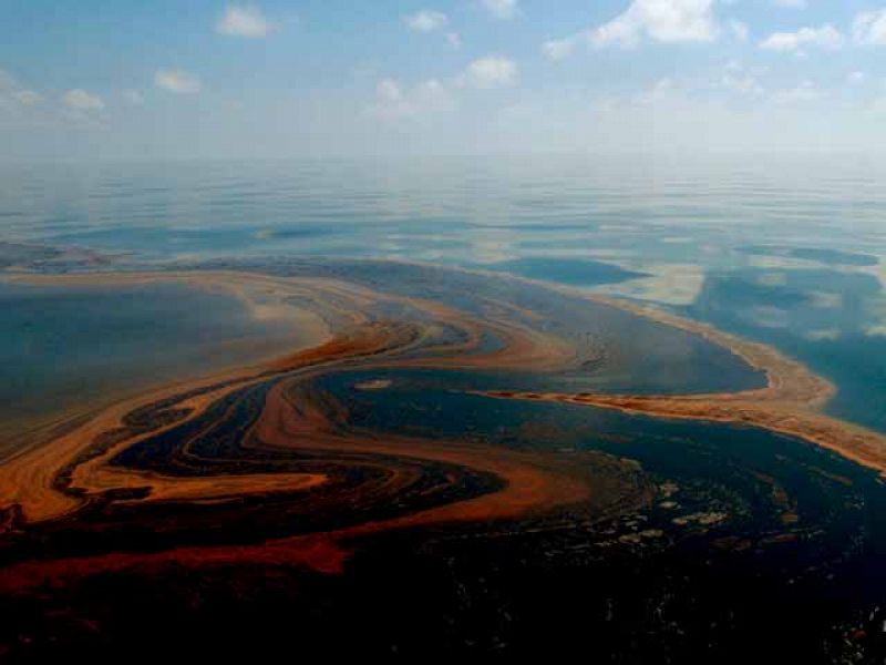 BP trabaja a contrarreloj para controlar el vertido de crudo en el Golfo de México