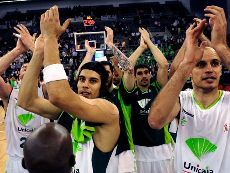 El Unicaja vence en Granada y sigue en la lucha por el quinto puesto