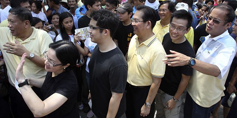 Aquino encabeza los resultados electorales en Filipinas tras una jornada de caos y violencia