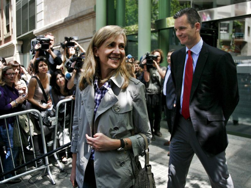 El Rey se encuentra "sereno y tranquilo" y da continuos paseos por los pasillos del hospital