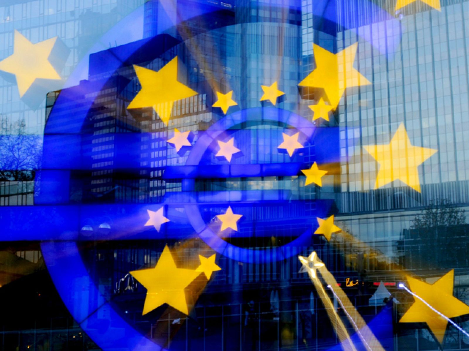 Los bancos centrales respaldan al euro comprando deuda pública | Ver