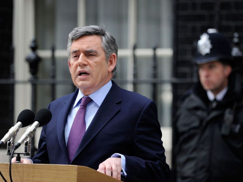 Brown se 'inmola' como líder laborista para evitar un pacto entre conservadores y liberales