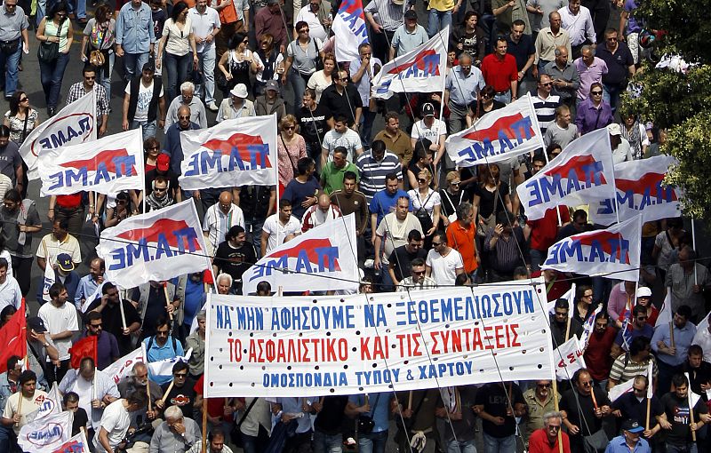 Atenas aprueba una reforma de pensiones que implica recortes del 26% en las jubilaciones