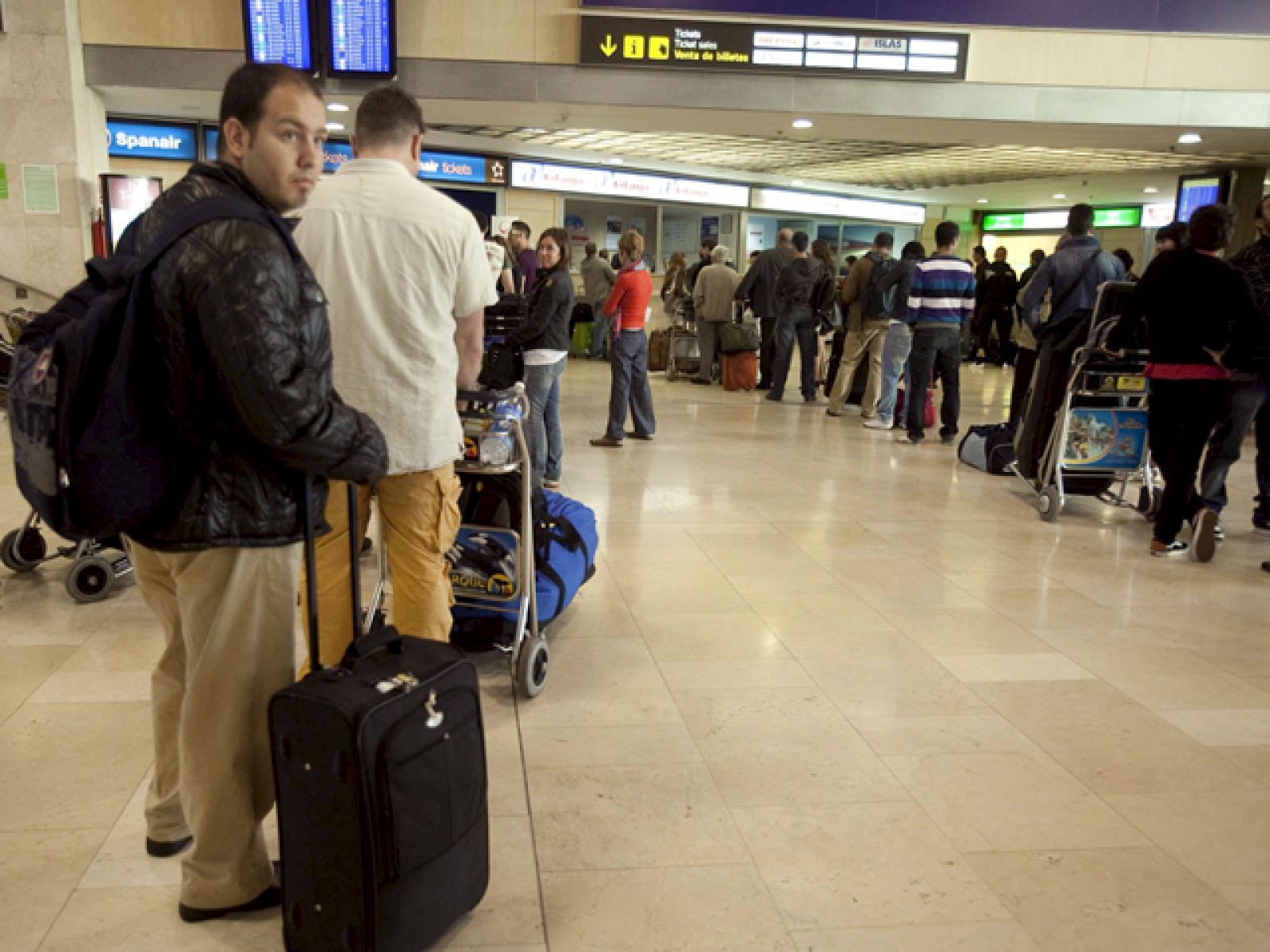 Más de 200 vuelos han sido cancelados hoy en las islas Canarias | Ver