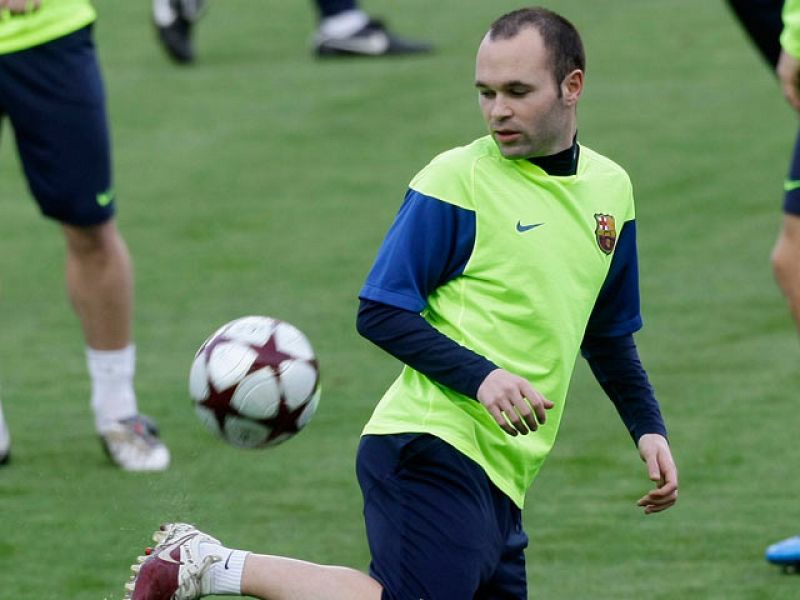 Iniesta vuelve al grupo en la semana decisiva