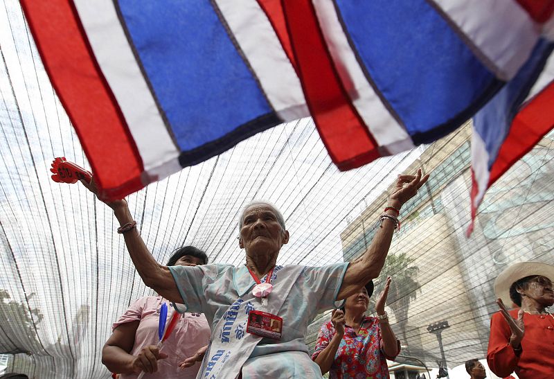 El gobierno tailandés desconvoca las elecciones y se prepara para desalojar a los "camisas rojas"