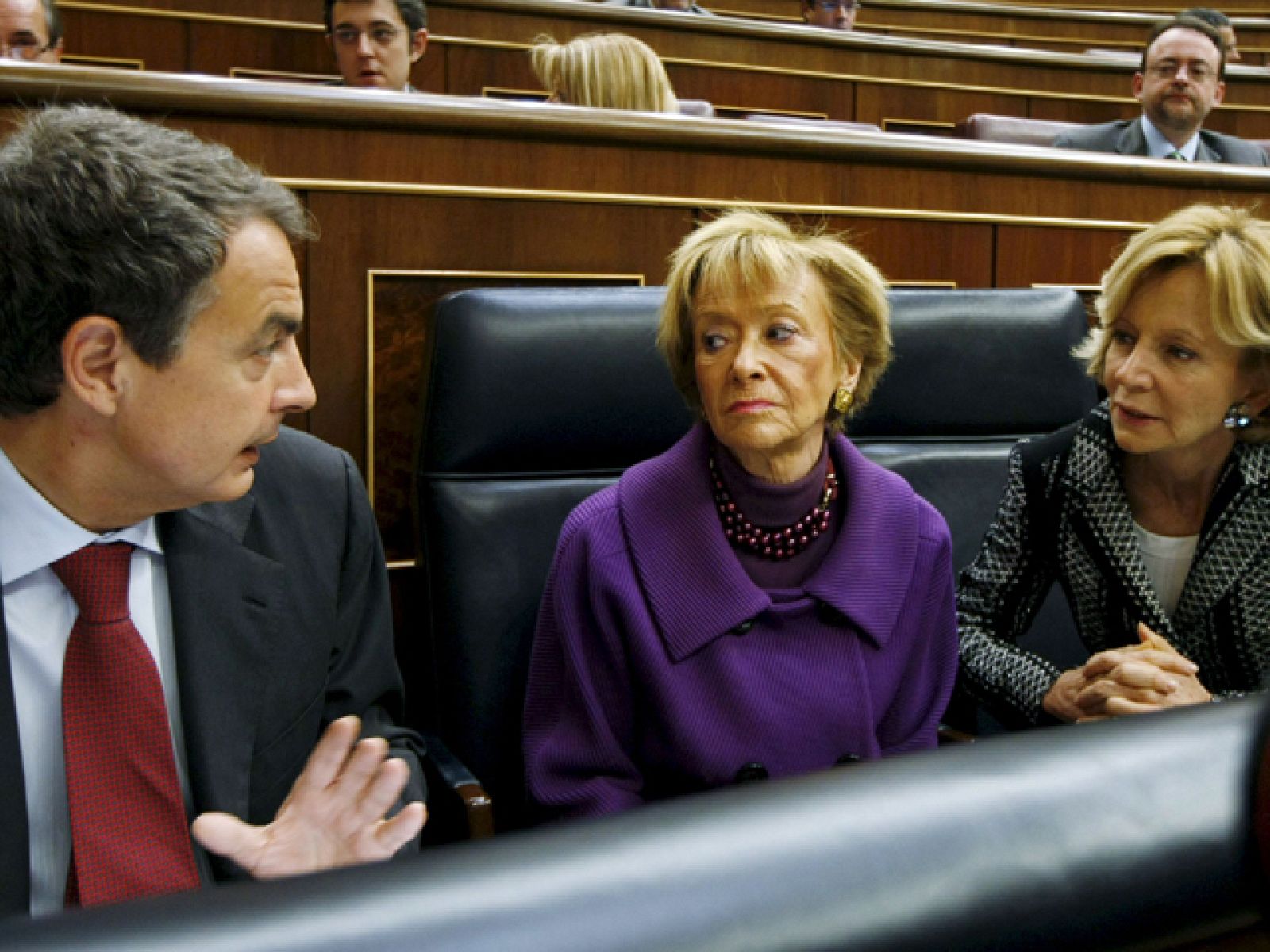 El Gobierno ha decidido rebajar un 5% de media los sueldos de los funcionarios este año y congelarlos el que viene | Ver