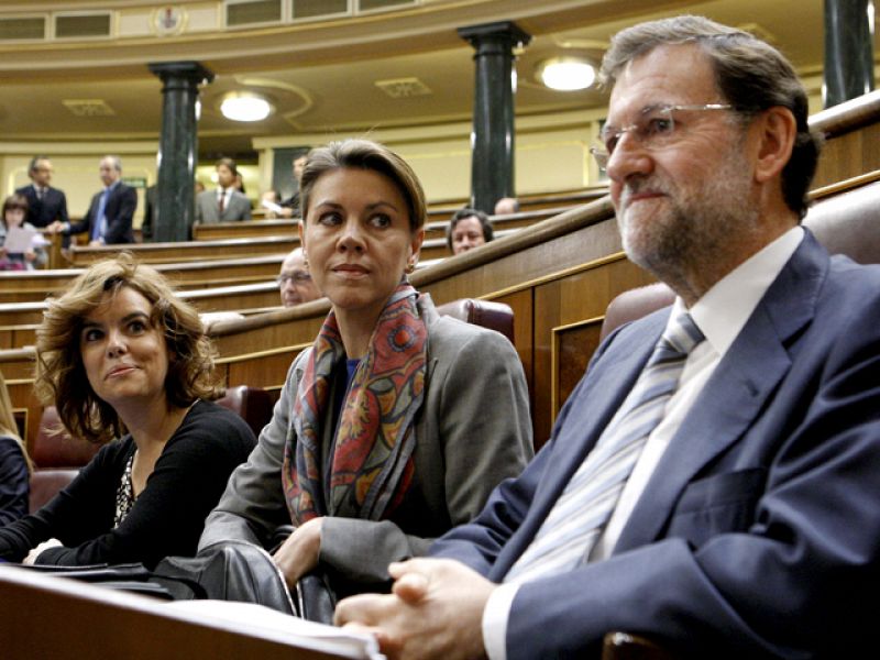 Rajoy acusa a Zapatero de llevar a cabo "un gran recorte de derechos sociales"