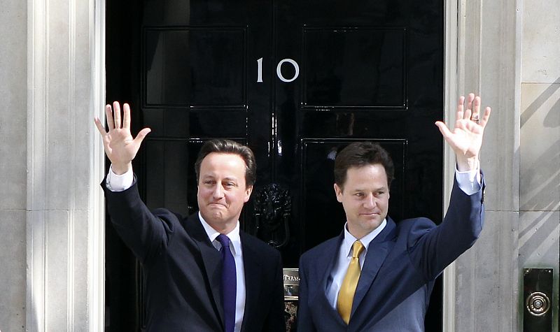 Cameron coloca a destacados 'tories' en su gabinete y abre "una nueva era" con Clegg