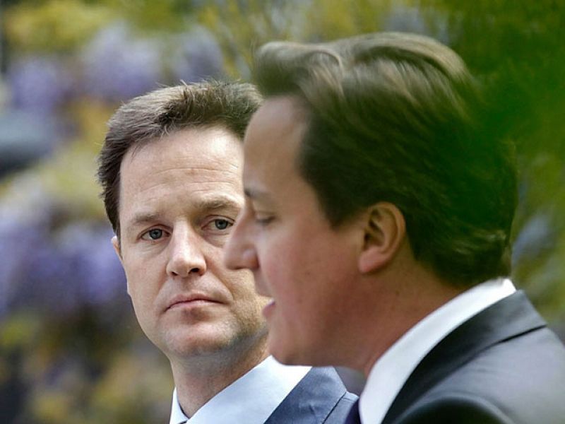 Cameron y Clegg pasan de "rivales a colegas" para formar un Gobierno que "durará"