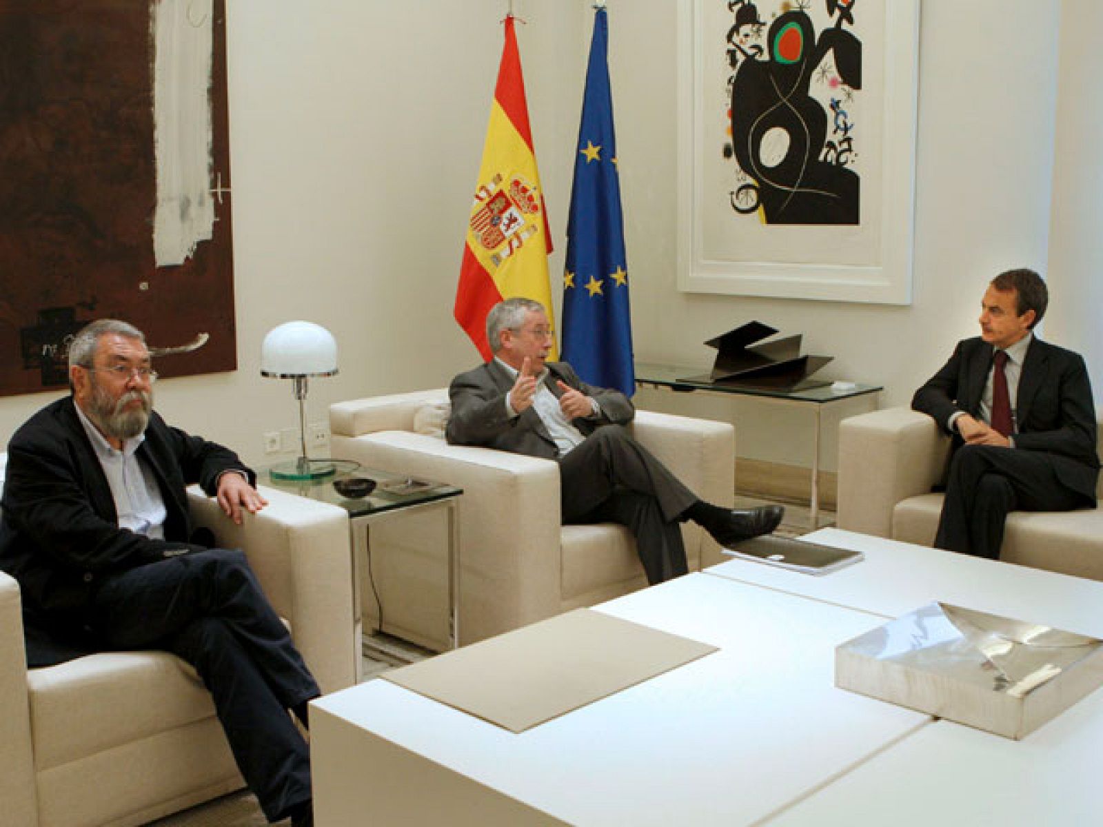 Los recortes de Zapatero no convencen a los dos sindicatos mayoritarios | Ver