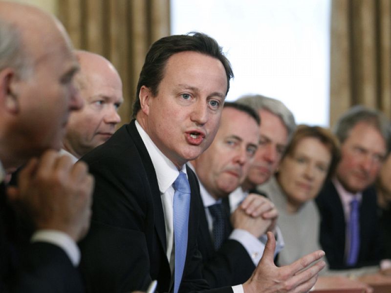 El nuevo Gobierno británico se baja el sueldo un 5% en su primera reunión