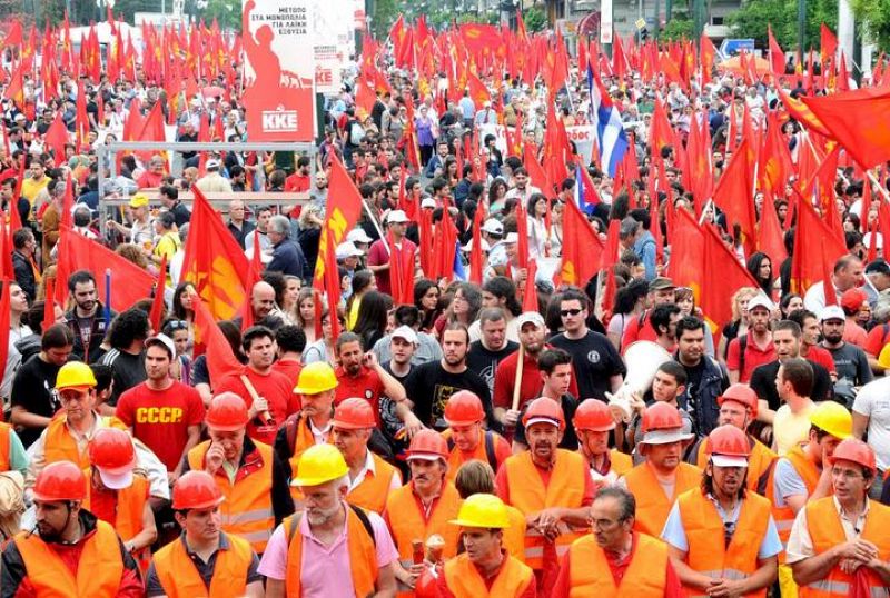 Miles de griegos se manifiestan en Atenas contra plan de austeridad
