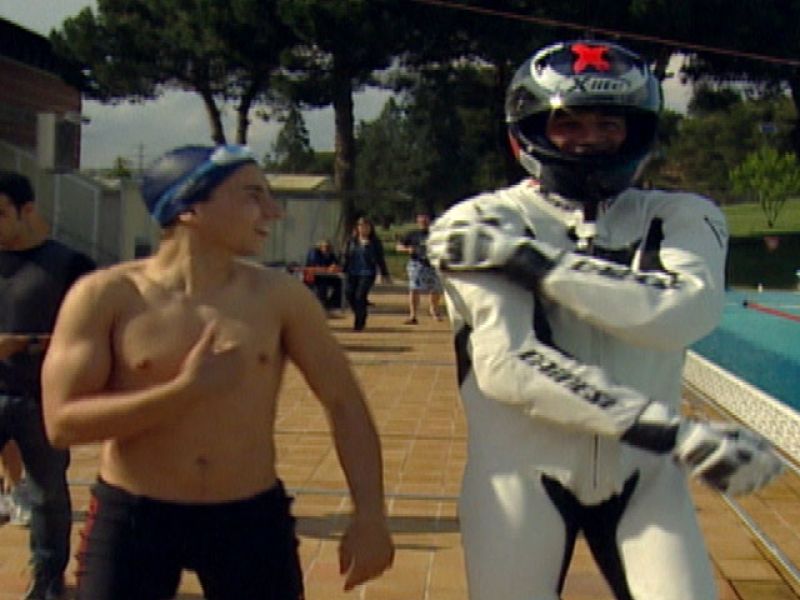 ¿Es Jorge Lorenzo más rápido en la piscina que Rafa Muñoz?