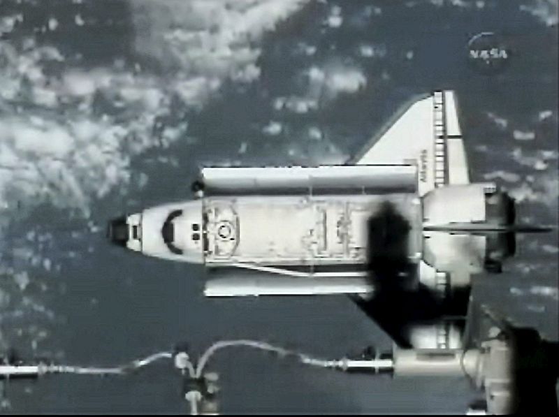 El Atlantis se acopla con éxito a la Estación Espacial Internacional