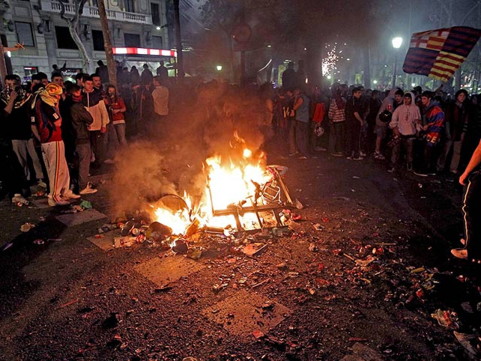 La celebración del título del Barcelona ha finalizado con una carga policial al producirse disturbios entre los asistentes a Canaletas.