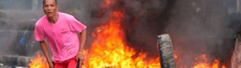 Los camisas rojas y el Gobierno tailandés inician conversaciones de paz en medio del caos