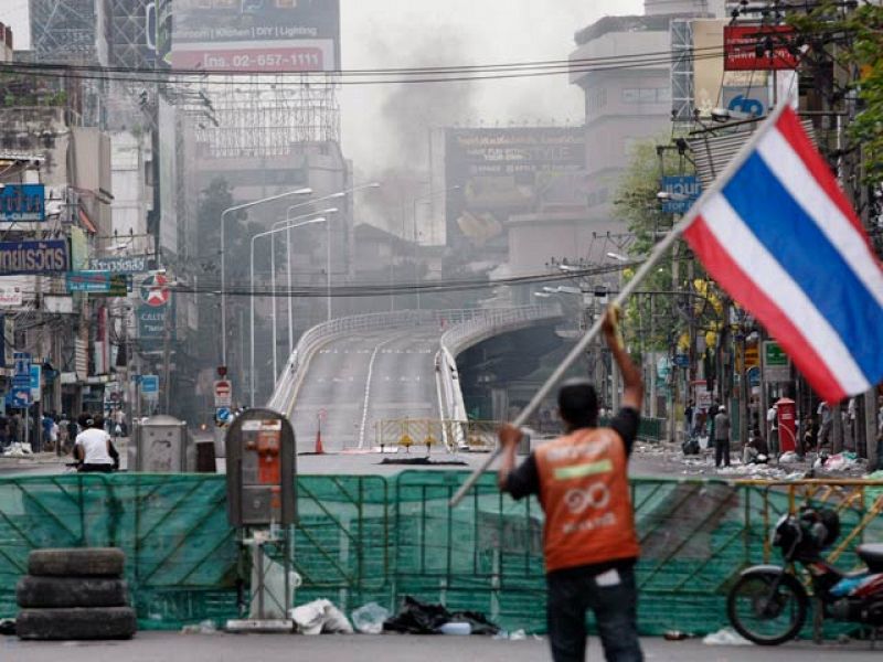 Un líder de los "camisas rojas" pide al Gobierno tailandés el cese de la violencia en Bangkok