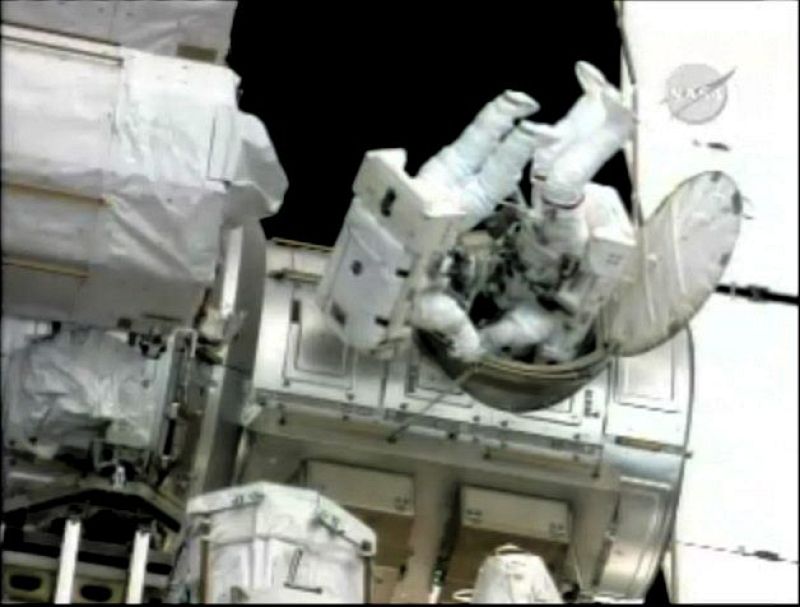 La última misión del Atlantis termina con retraso su primera caminata por problemas técnicos