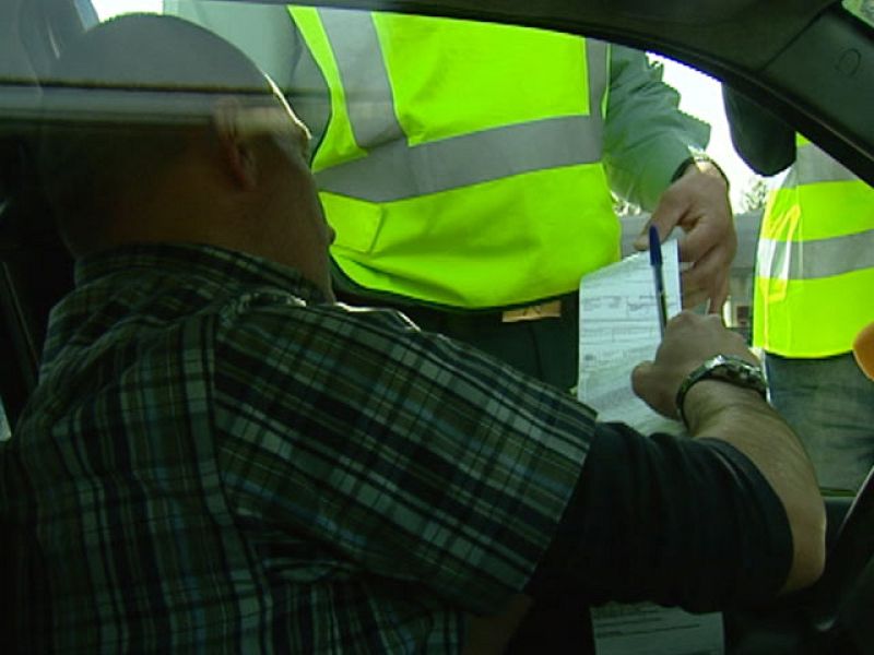 Tráfico multará y quitará 3 puntos a quienes programen el navegador mientras conducen