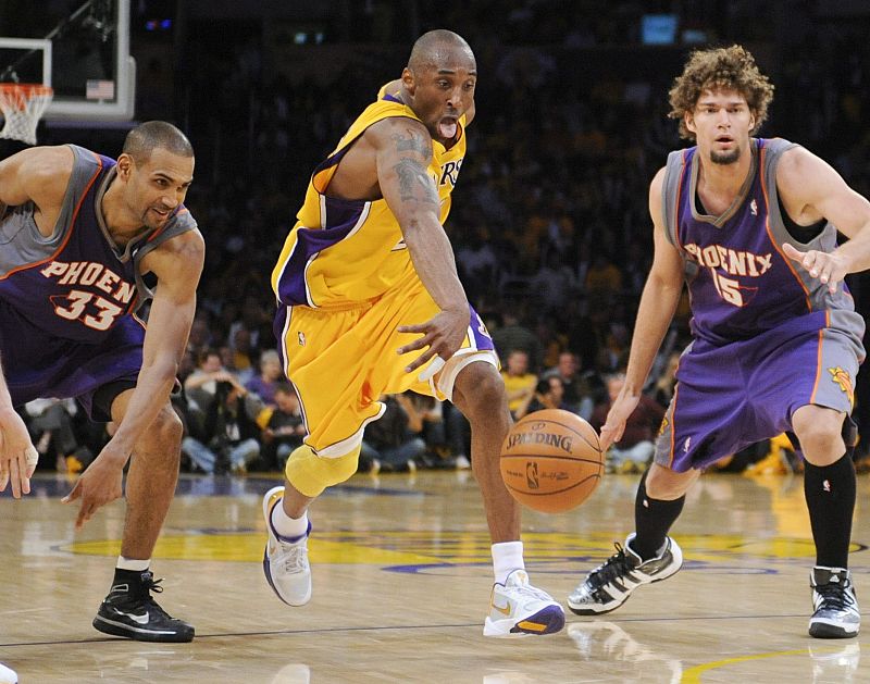 Kobe Bryant hace volar a los Lakers
