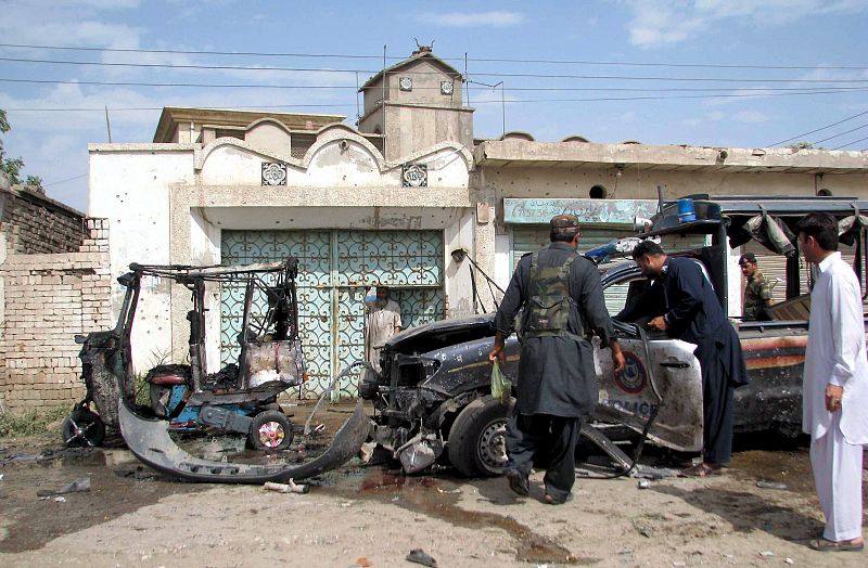 Al menos 12 muertos en un atentado con bomba al paso de un coche policial en Pakistán