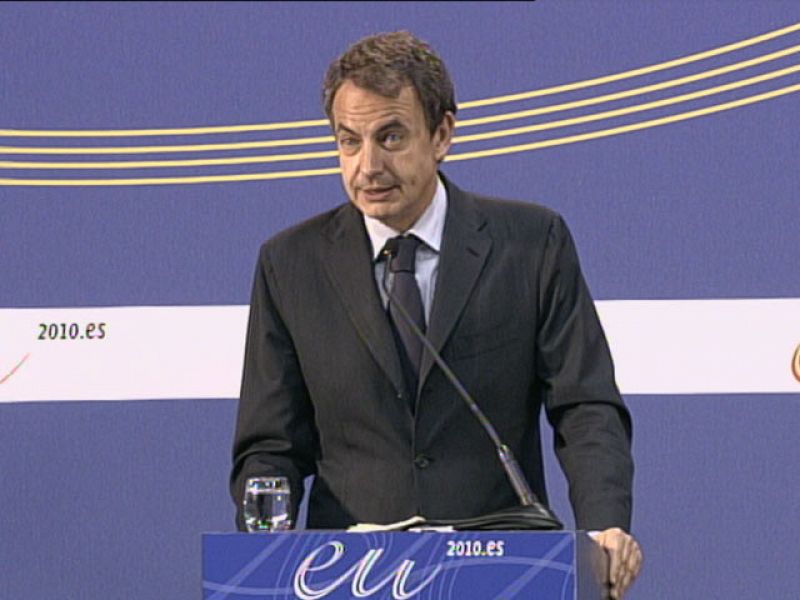 Zapatero admite que se subirán impuestos a las rentas altas, mientras Corbacho lo descarta
