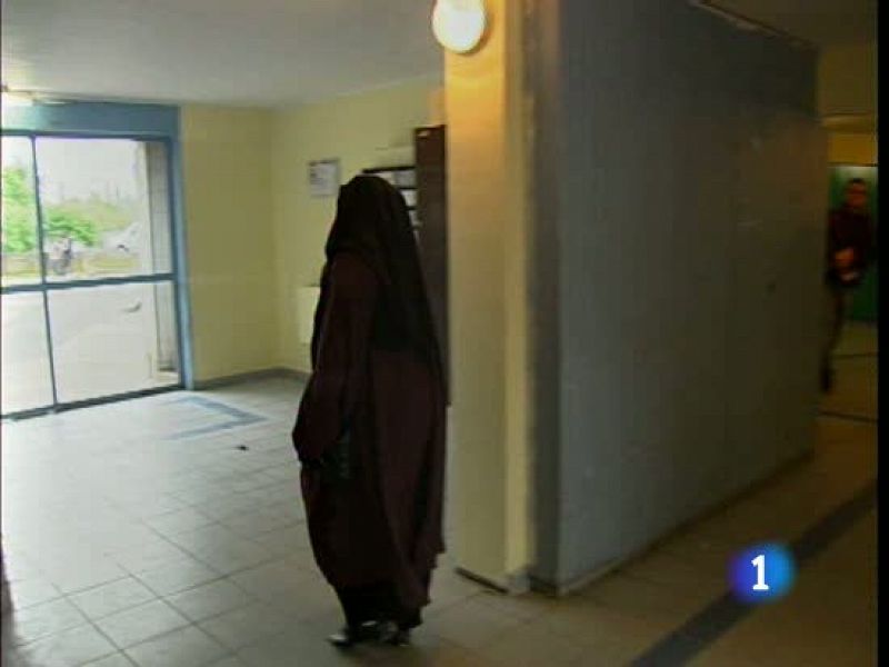 Sarkozy aprueba la "exigente" pero "justa" ley que prohíbe el burka en Francia